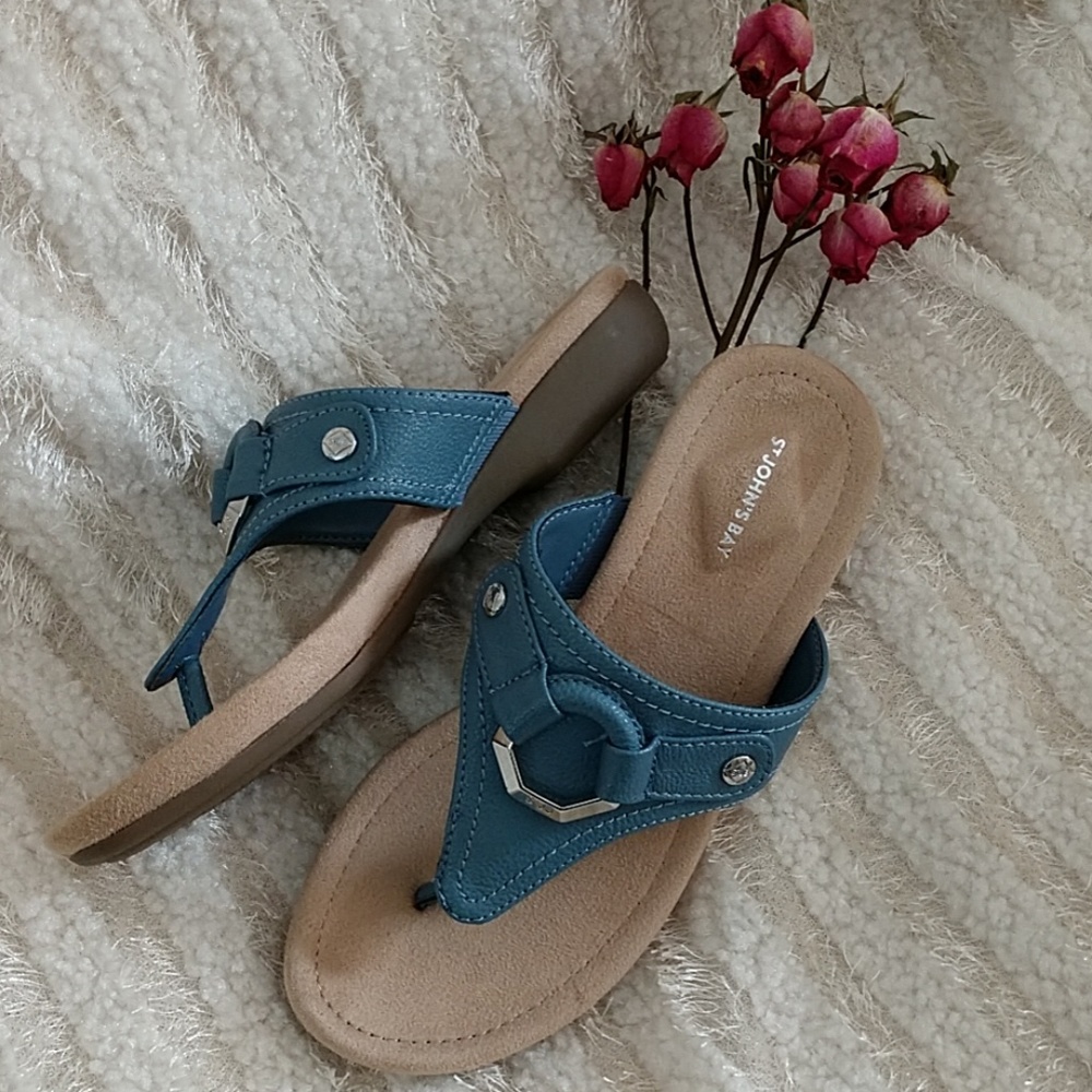 NEW Blue Thong Sandals St John Bay Cushioned Silvertone Metal Detail Womens 5.5M - Picture 3 of 8